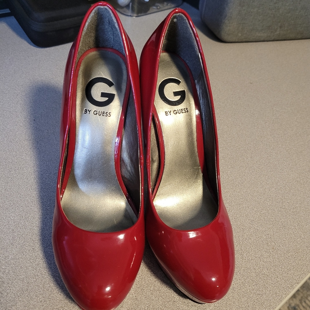 Guess red pumps